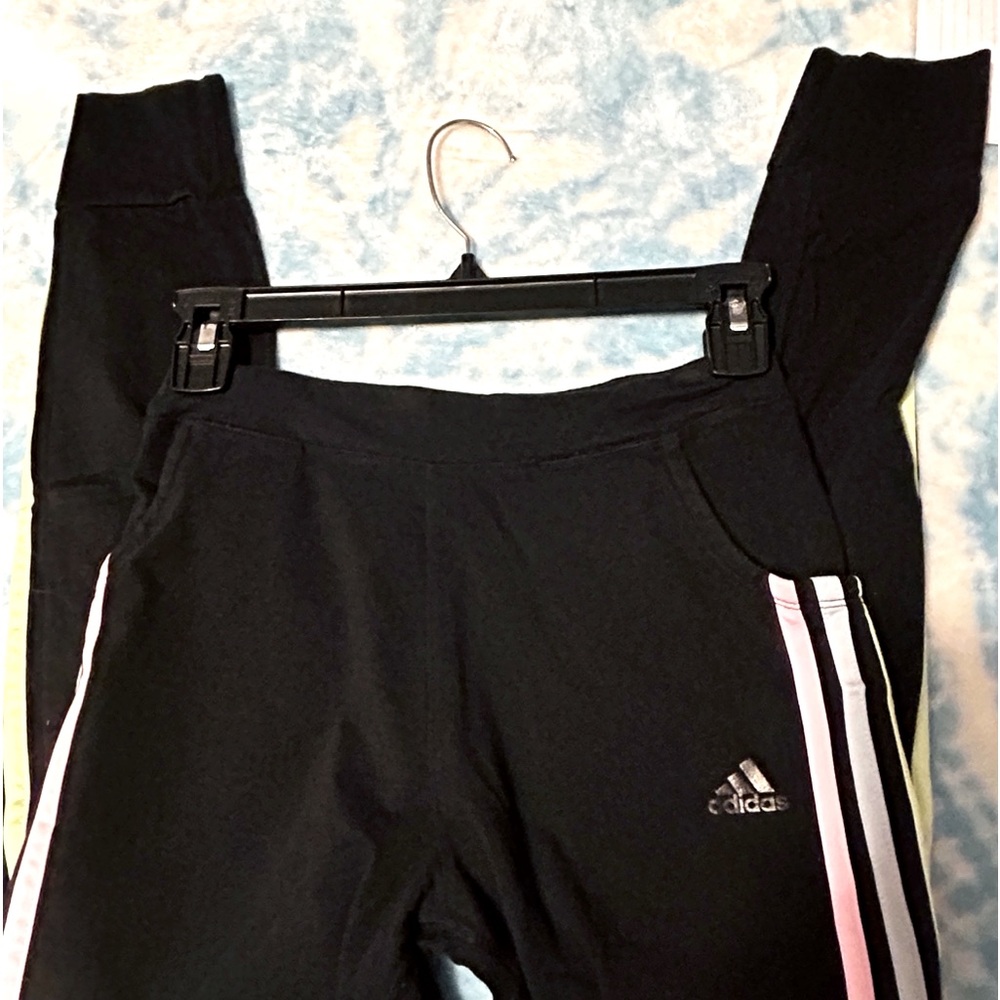 Girls sz XL black Adidas joggers w/pockets. Great condition!!